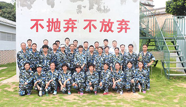 “熔煉團(tuán)隊?共創(chuàng)輝煌”2015年精英素質(zhì)拓展訓(xùn)練營活動圓滿結(jié)束