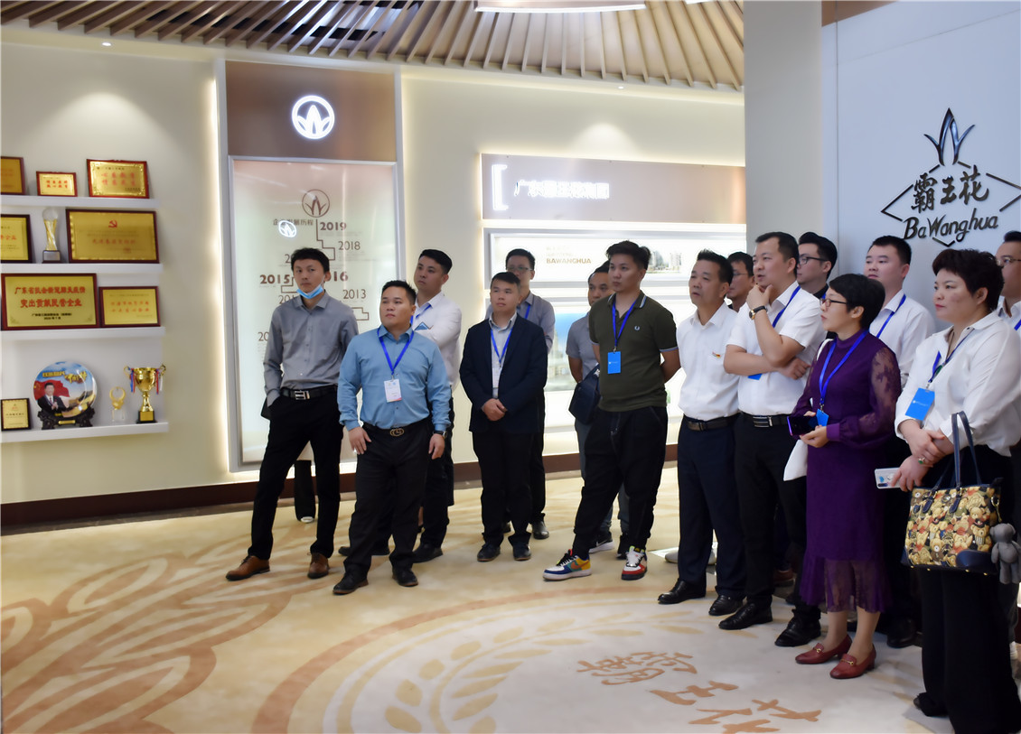 1 章航會(huì)長一行觀看企業(yè)宣傳片.jpg