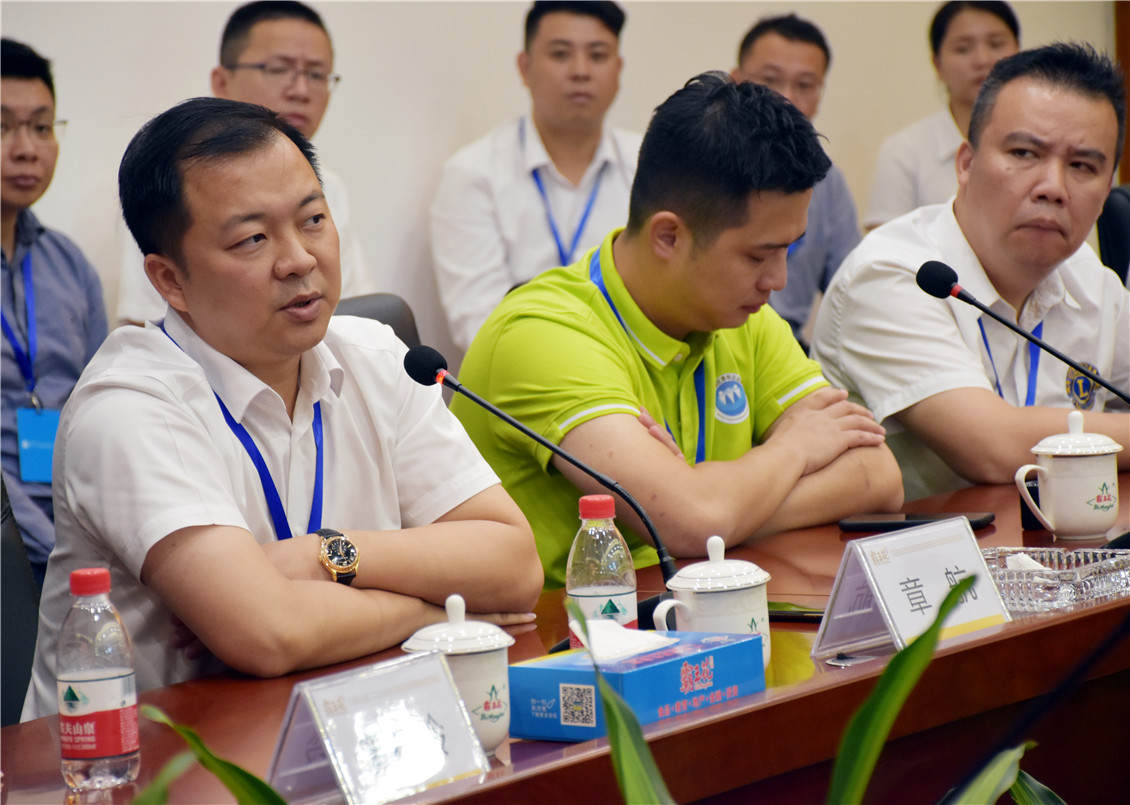 3章航會(huì)長講話（左一）.jpg