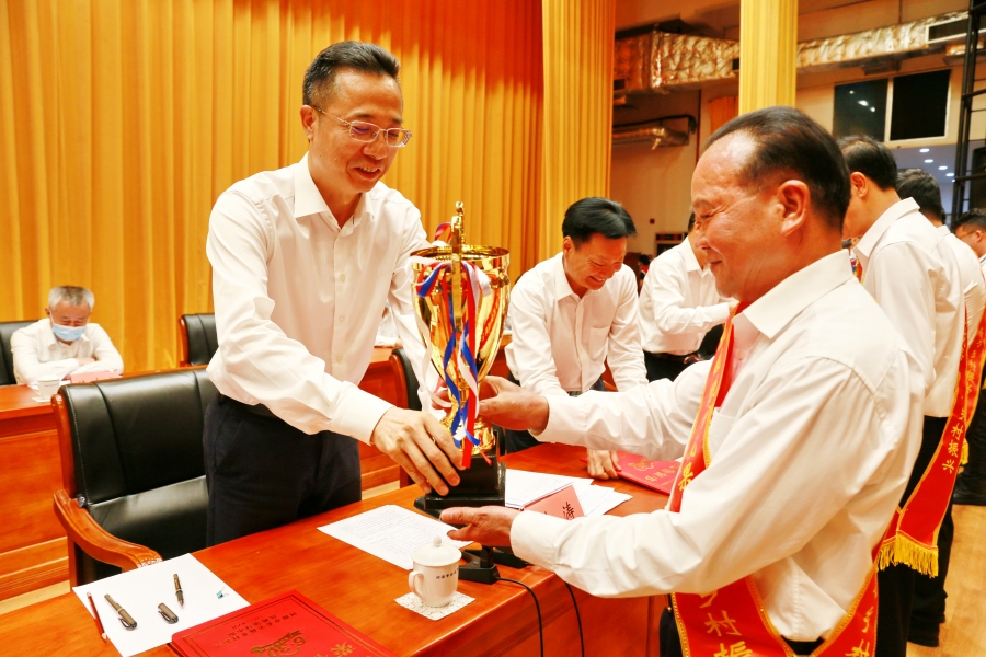 市委書記、市人大常委會(huì)主任林濤（左一）為朱日楊董事長(zhǎng)（右一）頒發(fā)獎(jiǎng)杯.jpg
