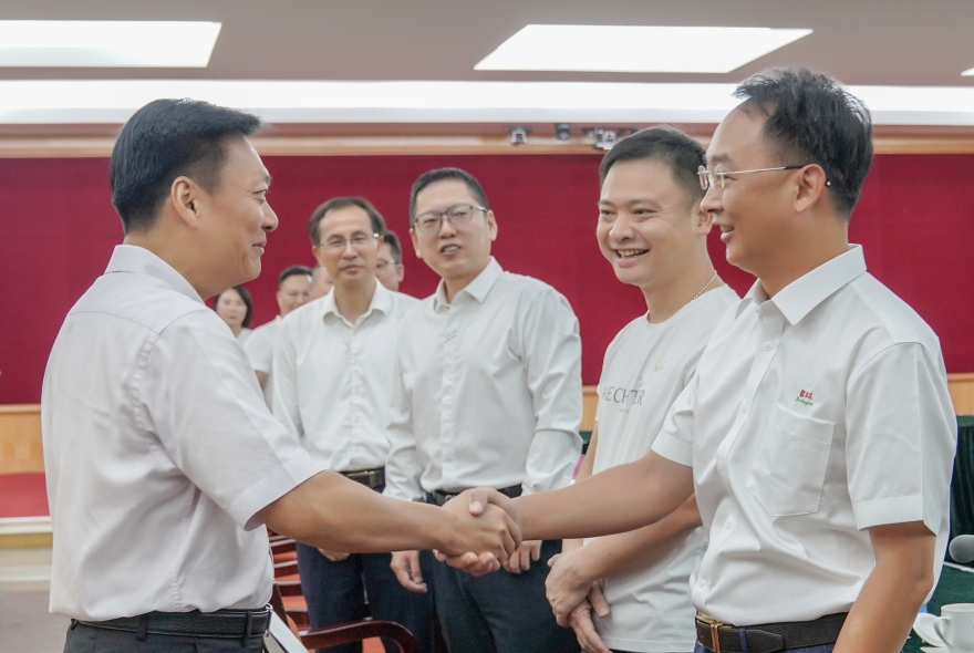 1.何國森書記會見霸王花集團總裁-2.jpg